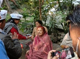 हरिद्वार,आदमी पार्टी की चौथी महत्वपूर्ण घोषणा  महिलाओं को 1000 रुपये प्रतिमाह देने पर मिष्ठान वितरण कर खुशियां मनाई