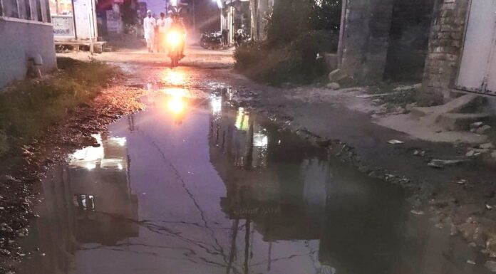 देवबंद,दारुल उलूम वक्फ क्षेत्र में सड़क पर भरा पानी, लोग परेशान,लोगों ने पालिका अधिकारियों और वार्ड सभासद के प्रति जताया रोष