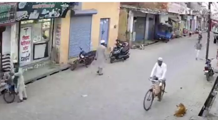 रुड़की,छोटी बच्ची की साइकिल से टक्कर लगने से गुस्सा हुआ मौलवी जड़ दिया थप्पड़ जमकर चले लाठी डंडे
