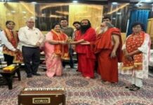 हरिद्वार,अनुराधा पौडवाल पहुंचीं हरिद्वार, श्रीमहंत रविंद्रपुरी से भेंट कर लिया आशीर्वाद