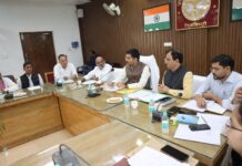 जिला निर्वाचन अधिकारी की अध्यक्षता में हुई मतदेय स्थलों के सम्भाजन के संबंध में राजनैतिक दलों के साथ बैठक