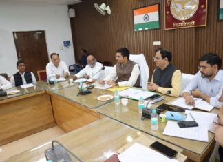 जिला निर्वाचन अधिकारी की अध्यक्षता में हुई मतदेय स्थलों के सम्भाजन के संबंध में राजनैतिक दलों के साथ बैठक