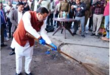 देहरादून,आईएसबीटी पर गंदगी देख सीएम धामी ने जताई नाराजगी खुद लगाई झाड़ू