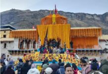 उत्तराखंड, फूलों से सजा बद्रीनाथ धाम कल होंगे मंदिर के कपाट बंद