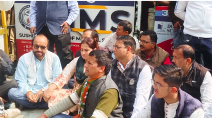 उत्तराखंड, भाजपा विधायक काऊ की गिरफ्तारी को लेकर कांग्रेस ने किया रायपुर थाने का घेराव 