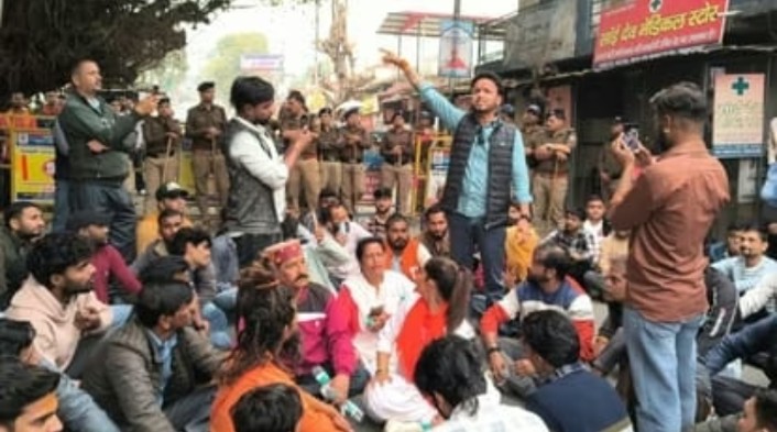 जौलीग्रांट,हनुमान चालीसा पढ़ने को लेकर जौलीग्रांट थानों के पास बवाल