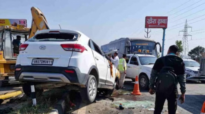 हादसा, कार पलटने से कई लोग घायल अस्पताल में भर्ती