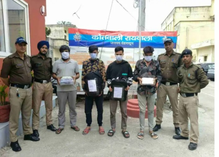 रायवाला के हरिपुर कलां स्थित शांति भवन में छापेमारी कर मौके पर ऑनलाइन गेमिंग के माध्यम से सट्टा संचालित करते हुए चार युवकों को पुलिस ने किया गिरफ्तार 