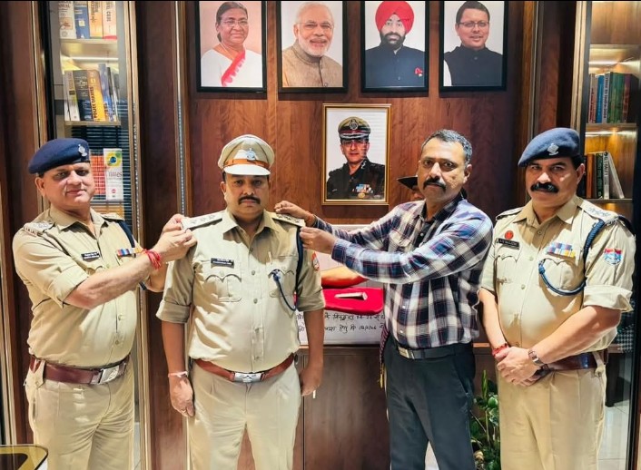 इंस्पेक्टर से सीओ बने चन्द्र मोहन, एसएसपी नवनीत सिंह ने स्टार पहनाकर दी शुभकामनाएं