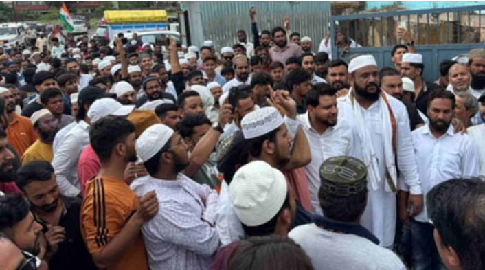 देहरादून,मस्जिद सील किए जाने के विरोध में मुस्लिम सेवा संगठन का डीएम कार्यालय में कूच