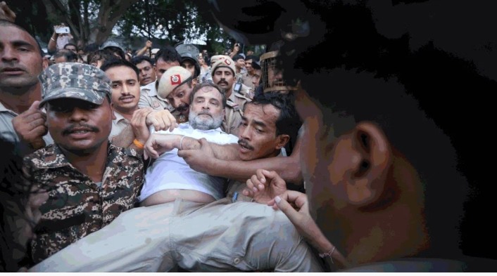 दिल्ली राहुल गांधी को पुलिस ने जबरन धरनास्थल से उठाया कई बड़े नेता भी गिरफ्तार