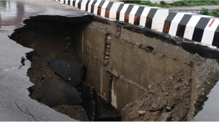 देहरादून, नंदा की चौकी का 16 करोड़ का नया पुल धंसा, एक बारिश में दिखाई दिया सरकार का काम