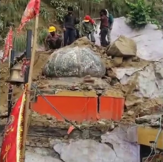 हरिद्वार,भीमगोड़ा में काली मंदिर पर गिरे बोल्डर, चोटी हुई क्षतिग्रस्त