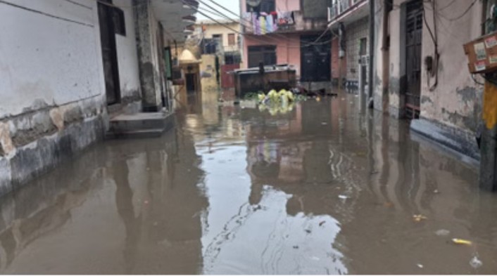 दिल्ली, बारिश के बाद दिल्ली की गलियों में बना स्विंगपुल